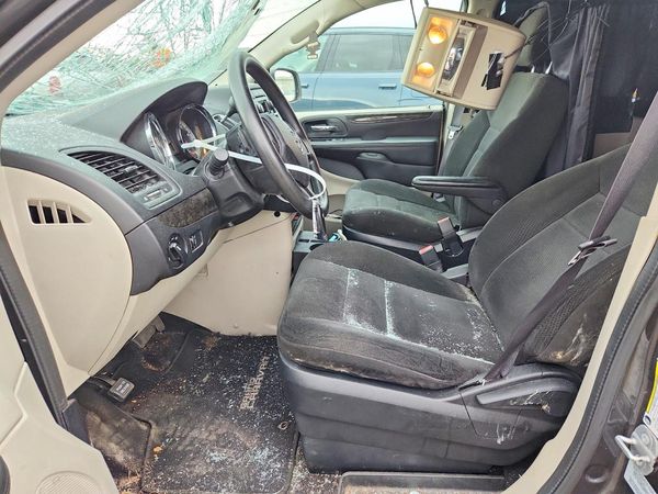 2016 DODGE GRAND CARAVAN SE — DENT