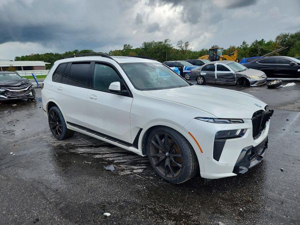 2023 BMW X7 xDrive40i — Passenger 3/4