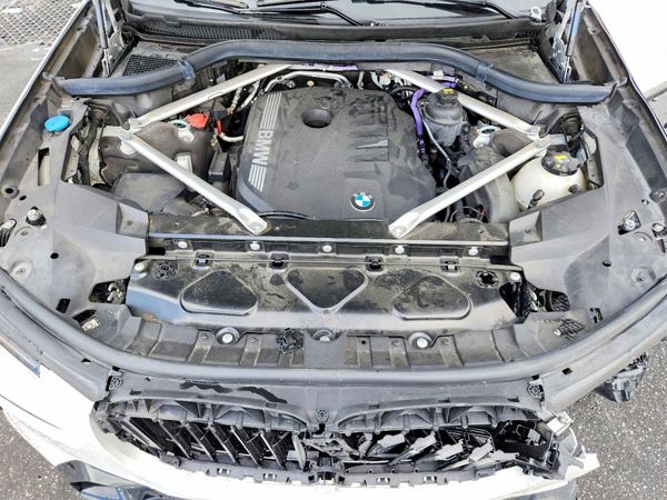 2023 BMW X7 xDrive40i — Engine bay