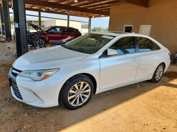 2015 TOYOTA CAMRY — Front 3/4