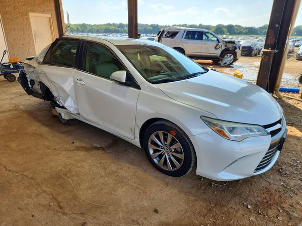 2015 TOYOTA CAMRY — Passenger 3/4