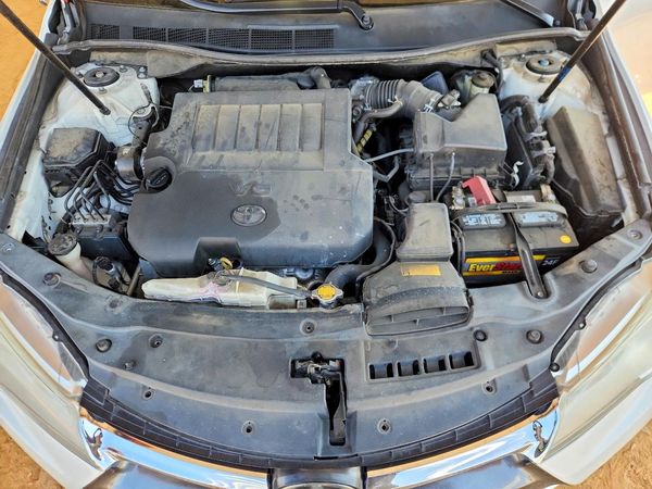 2015 TOYOTA CAMRY — Engine bay