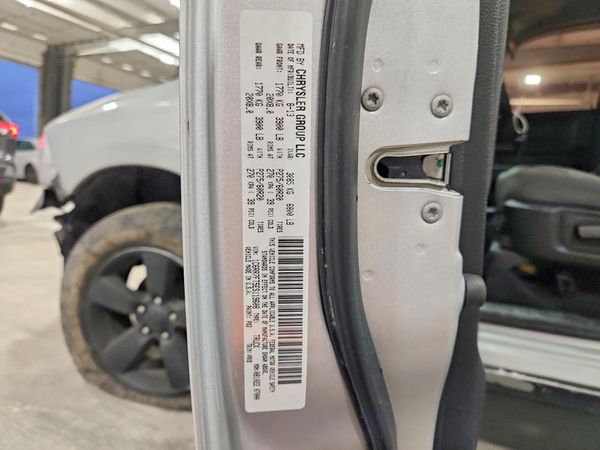 2014 RAM 1500 ST — VINS