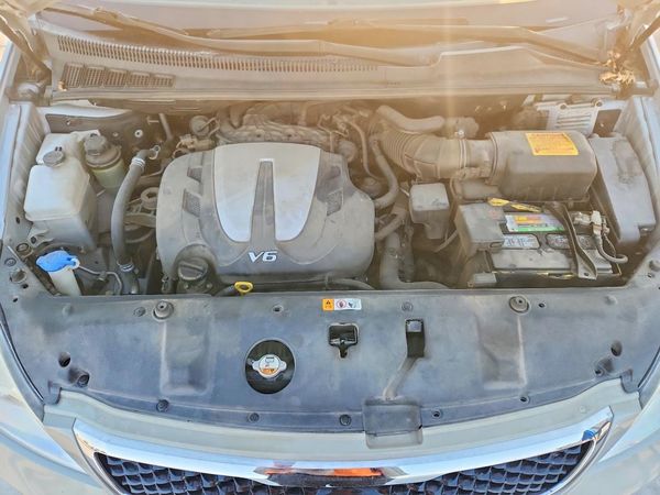 2014 KIA SEDONA — Engine bay