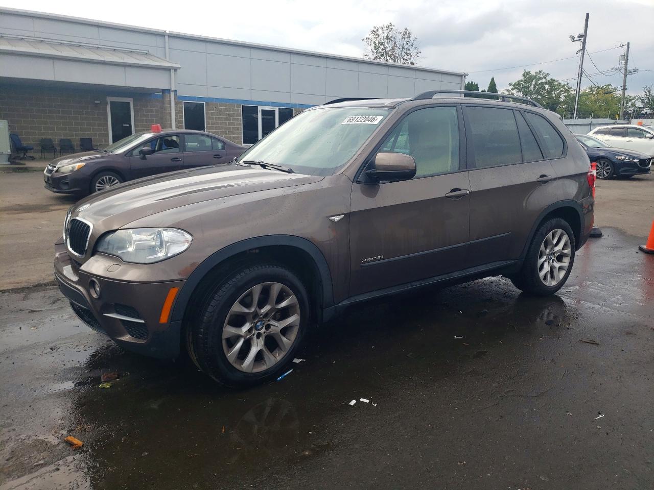 2012 BMW X5 xDrive35i — Front 3/4