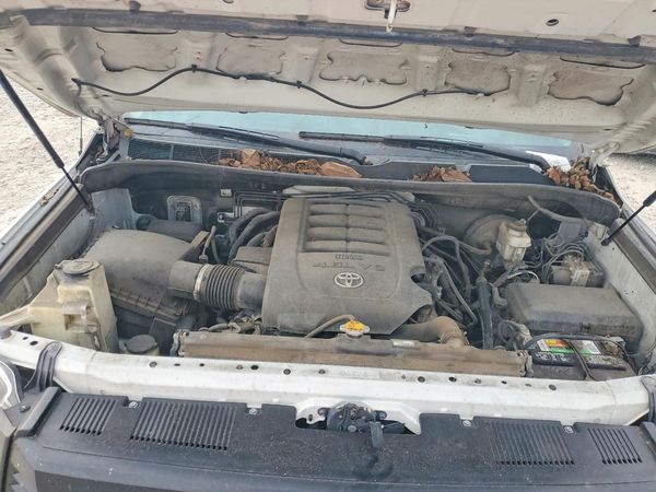 2017 TOYOTA TUNDRA SR/SR5 — Engine bay