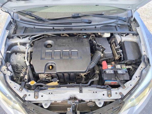 2014 TOYOTA COROLLA L/LE — Engine bay