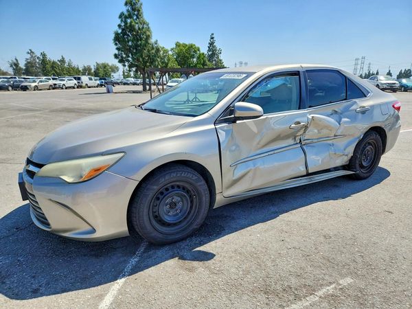 2015 TOYOTA CAMRY — Front 3/4