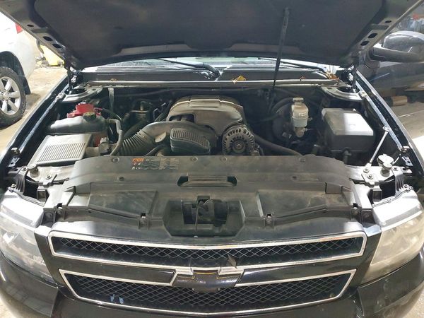 2014 CHEVROLET TAHOE LT — Engine bay