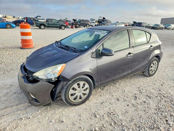 2014 TOYOTA PRIUS — Front 3/4
