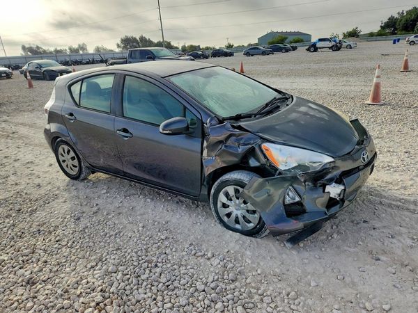 2014 TOYOTA PRIUS — Passenger 3/4
