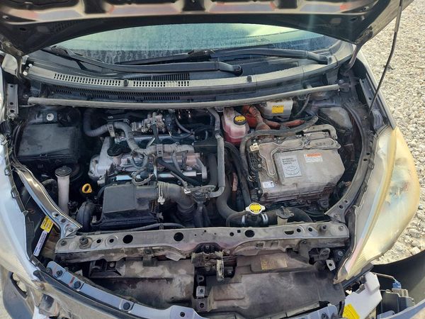 2014 TOYOTA PRIUS — Engine bay