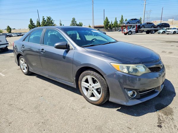2014 TOYOTA CAMRY — Passenger 3/4
