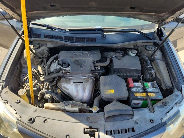 2014 TOYOTA CAMRY — Engine bay