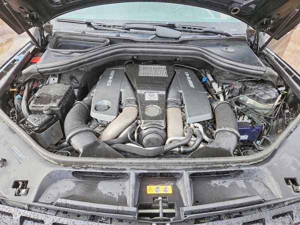 2012 MERCEDES-BENZ ML ML63 AMG 4-MATIC — Engine bay