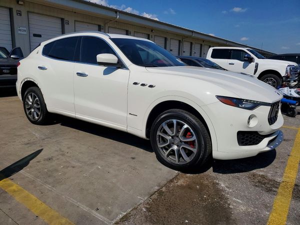 2018 MASERATI LEVANTE Luxury — Passenger 3/4