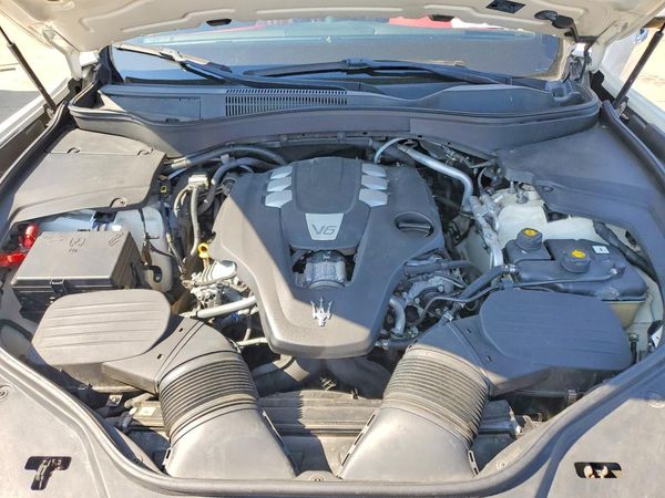 2018 MASERATI LEVANTE Luxury — Engine bay
