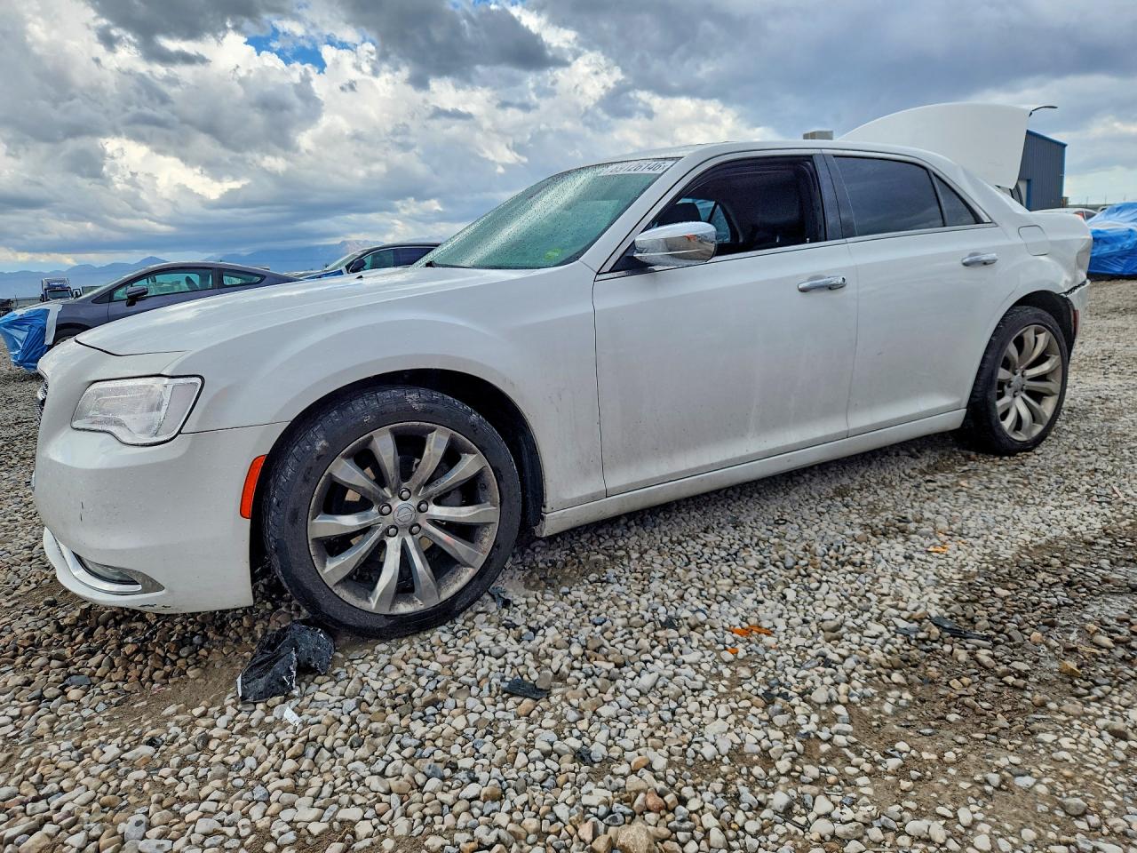 2019 CHRYSLER 300 — Front 3/4