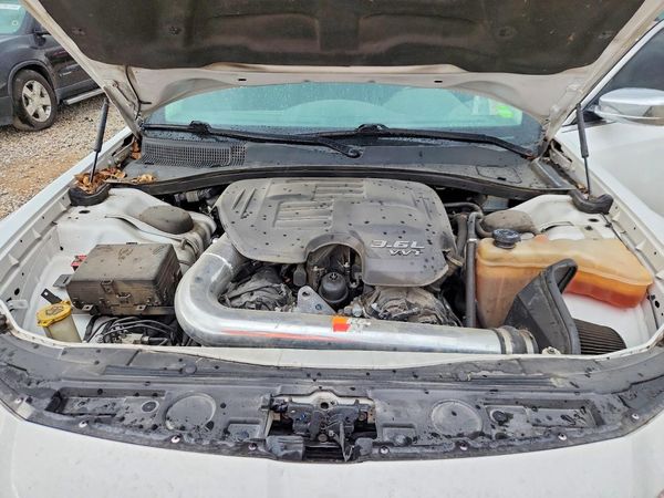 2019 CHRYSLER 300 — Engine bay