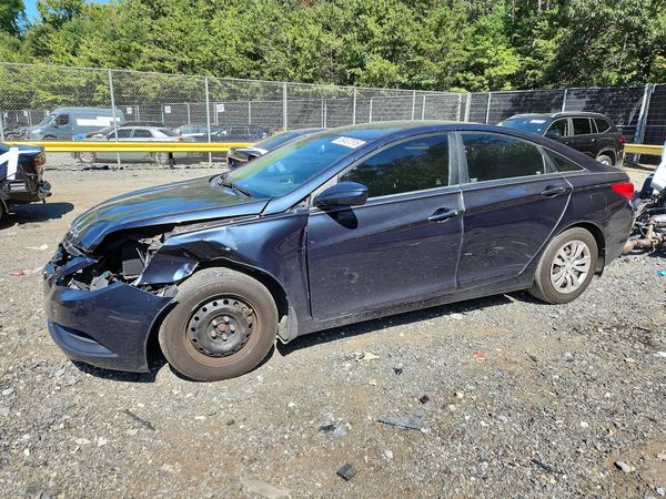 2013 HYUNDAI SONATA — Front 3/4