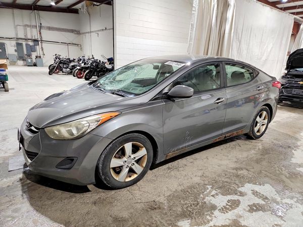 2013 HYUNDAI ELANTRA — Front 3/4
