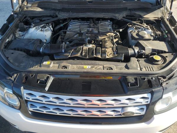 2016 LAND ROVER RANGEROVER — Engine bay