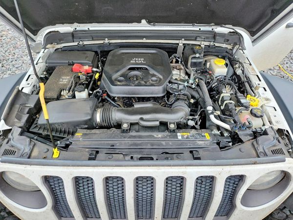 2021 JEEP WRANGLER UNLIMITED — Engine bay