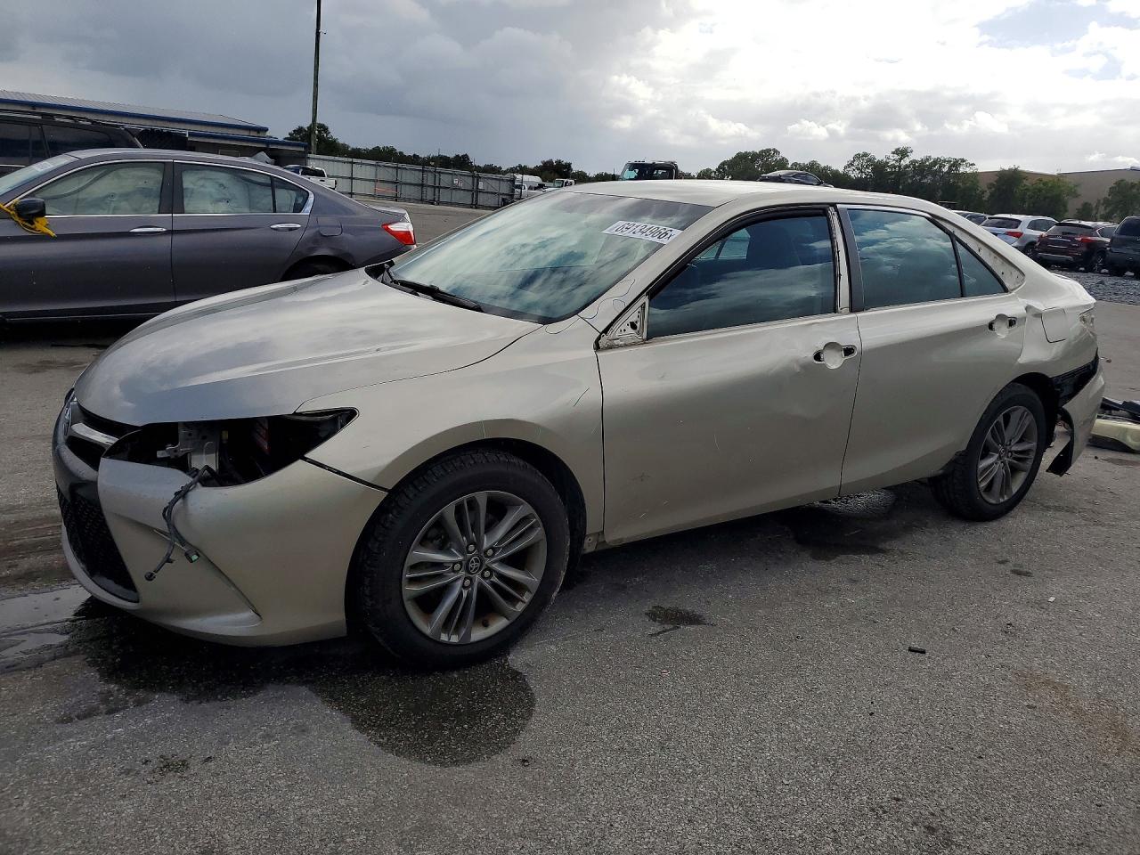 2017 TOYOTA CAMRY LE/SE/XLE/XSE — Front 3/4