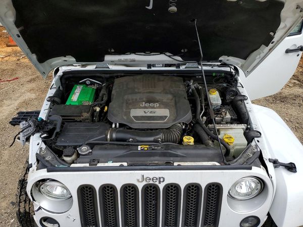 2017 JEEP WRANGLER Unlimited Sahara — Engine bay