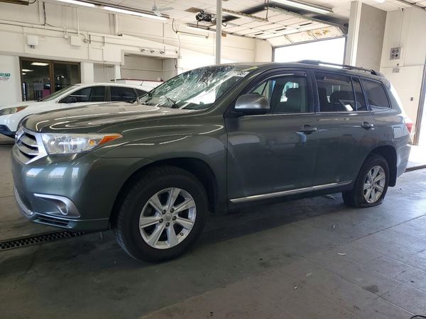 2013 TOYOTA HIGHLANDER — DSFA — Front 3/4