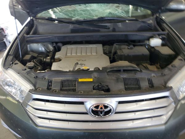 2013 TOYOTA HIGHLANDER Base/Hybrid — Engine bay