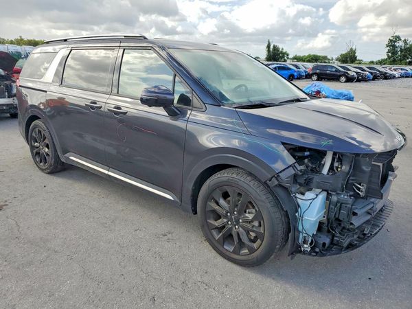 2023 KIA CARNIVAL — Passenger 3/4