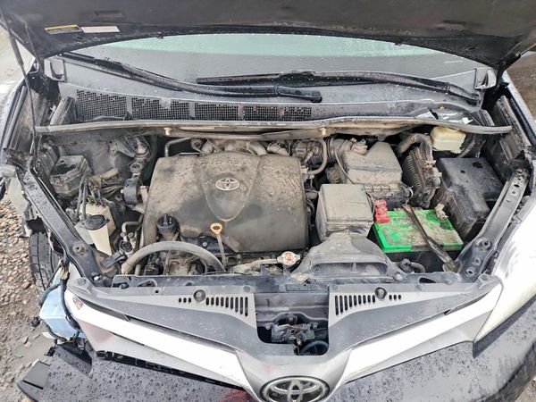 2018 TOYOTA SIENNA — Engine bay