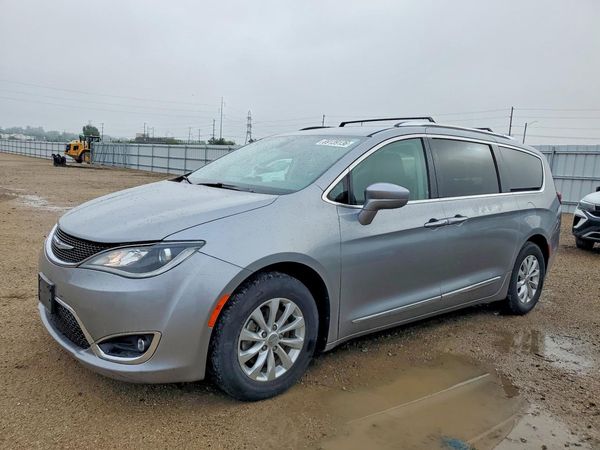 2019 CHRYSLER PACIFICA — Front 3/4