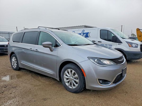 2019 CHRYSLER PACIFICA — Passenger 3/4