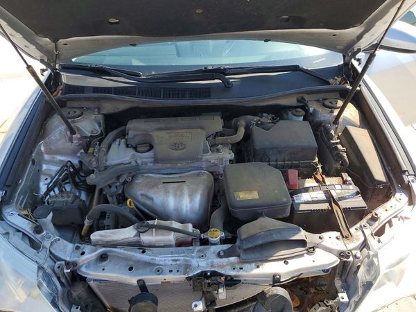 2012 TOYOTA CAMRY — Engine bay