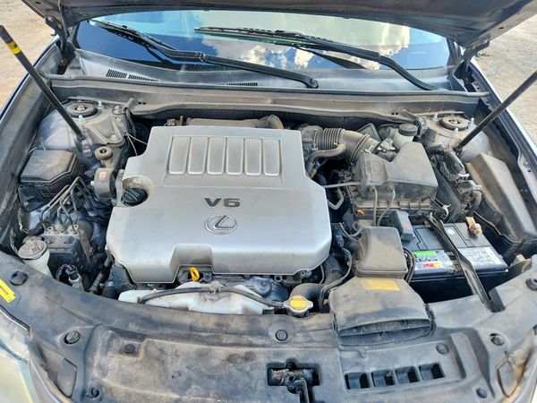 2013 LEXUS ES — Engine bay
