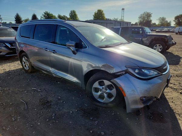 2017 CHRYSLER PACIFICA Touring L Plus — Passenger 3/4