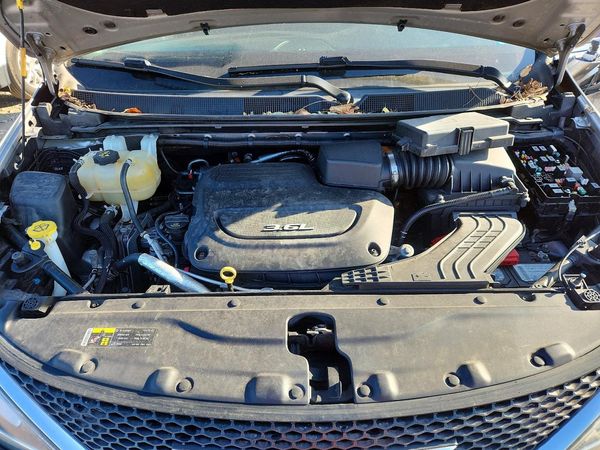 2017 CHRYSLER PACIFICA Touring L Plus — Engine bay