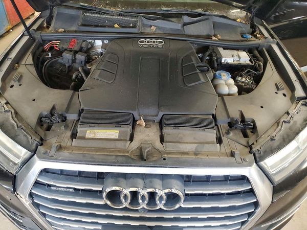 2017 AUDI Q7 quattro Prestige — Engine bay