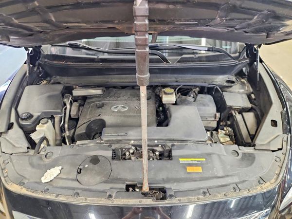 2014 INFINITI QX60 — Engine bay