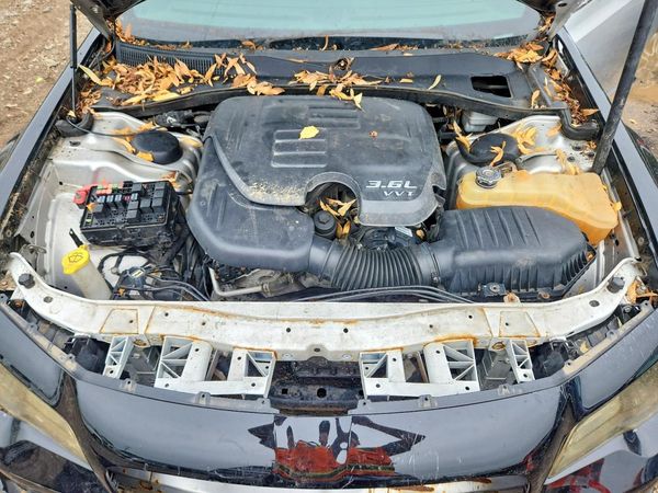 2012 CHRYSLER 300 300C/Limited — Engine bay