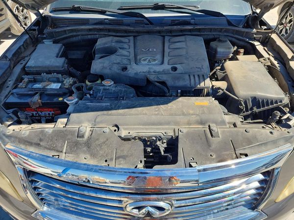2014 INFINITI QX80 — Engine bay