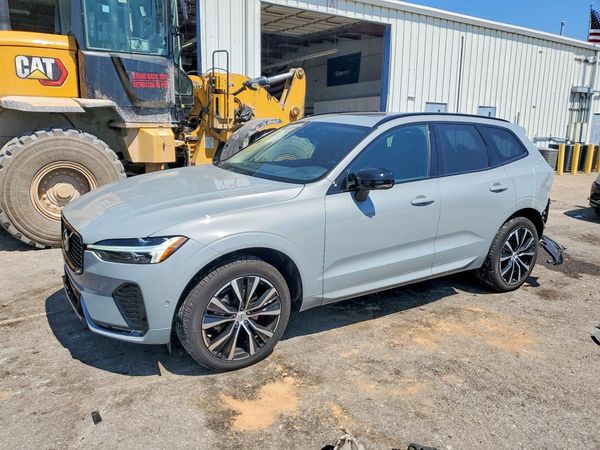 2025 VOLVO XC60 — Front 3/4