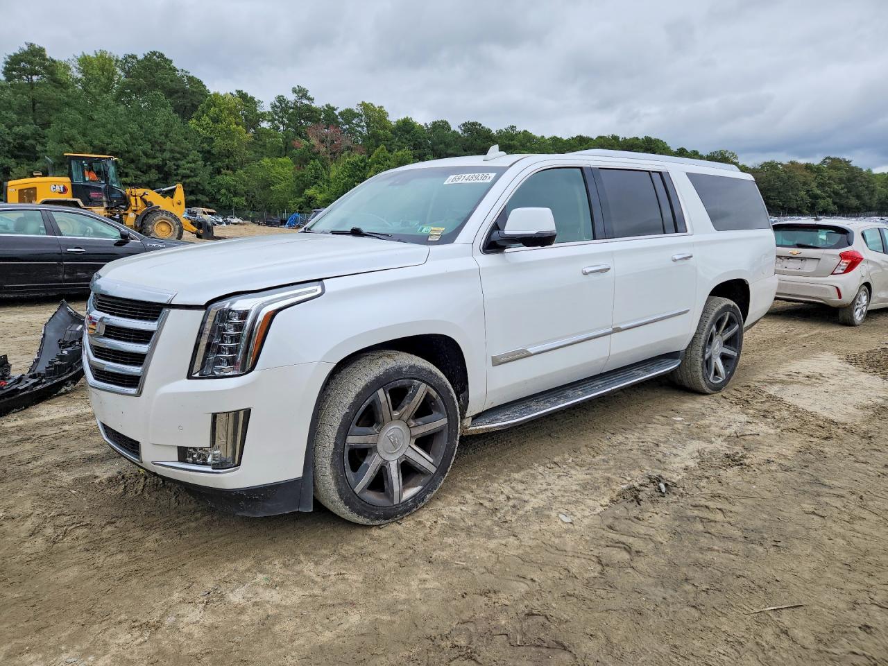 2016 CADILLAC ESCALADE ESV Luxury — Front 3/4