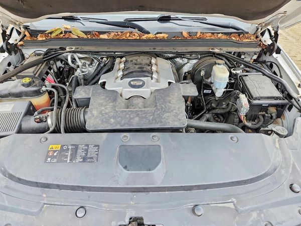 2016 CADILLAC ESCALADE ESV Luxury — Engine bay
