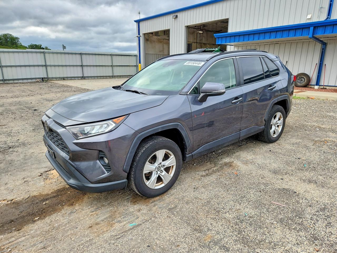 2019 TOYOTA RAV4 XLE / XLE Premium 4WD — Front 3/4