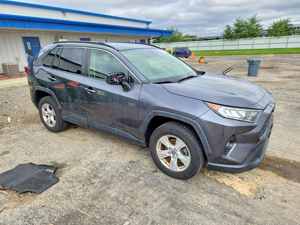 2019 TOYOTA RAV4 XLE / XLE Premium 4WD — Passenger 3/4