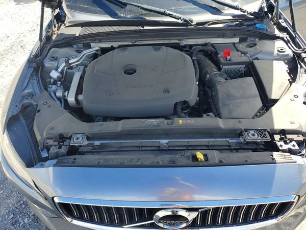 2019 VOLVO S60 Inscription — Engine bay