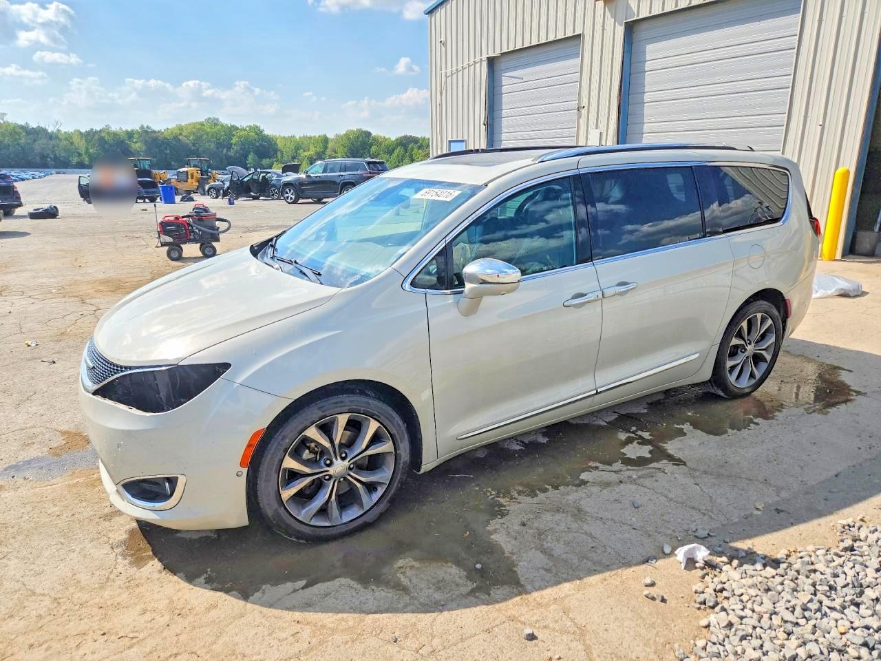 2017 CHRYSLER PACIFICA — Front 3/4